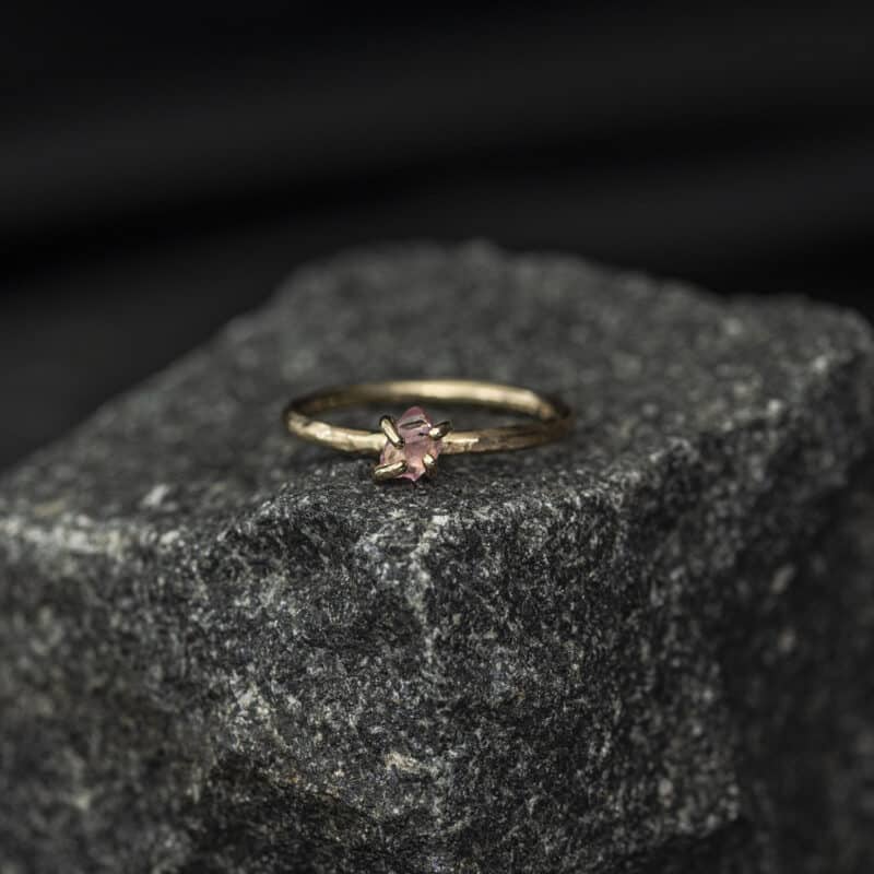 Guldring med rå spinel