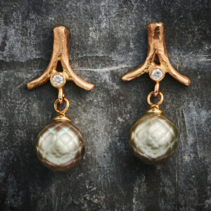 Øresmykke med håndslebne tahitiperler og diamanter