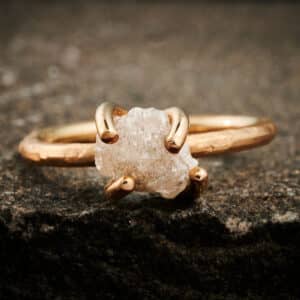 Guldring med unik rå-diamant