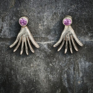 Ørestikker i sølv med pink safir