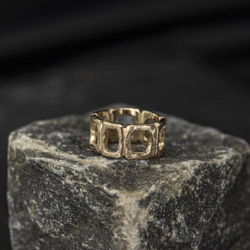 Bred square ring