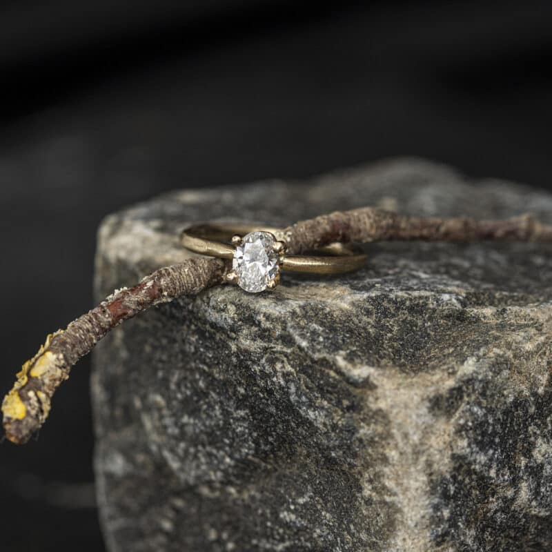Guldring med oval diamant