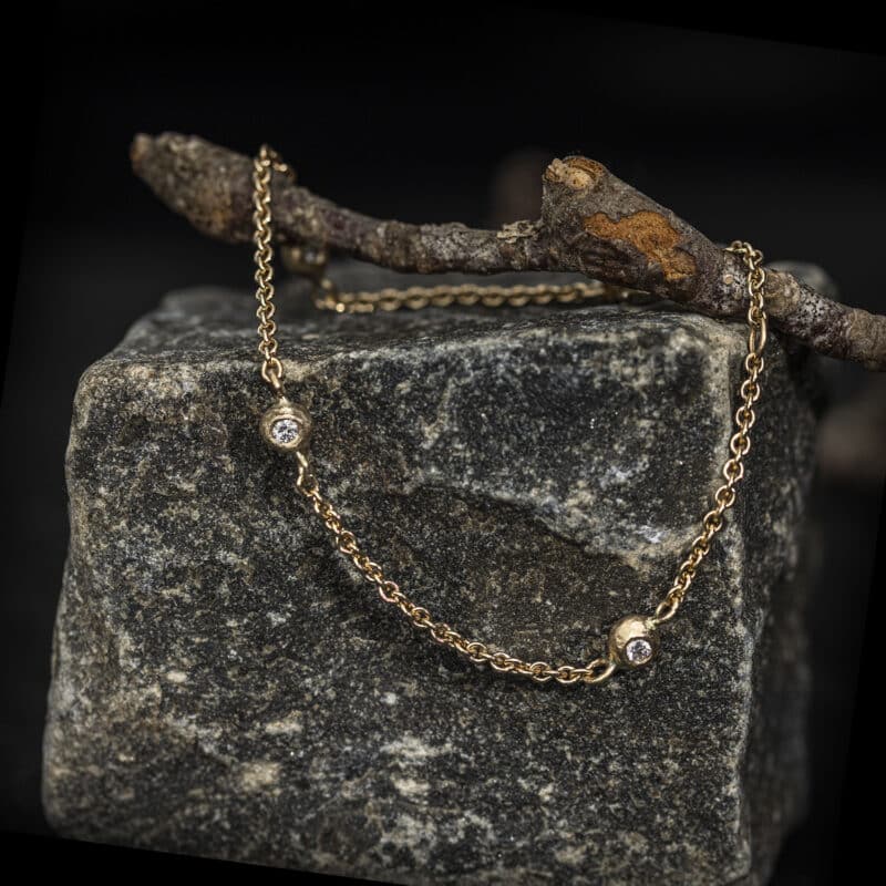 Armbånd med massive guldkugler og diamanter