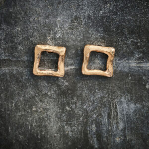 Øresmykke - Square lille - 8x8 mm - 14 kt guld - Ørestik med rustik overfalde