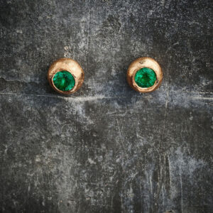 Øresmykke kugle ørestik - 6 mm - 14 kt guld - 2 stk smargd a 3,5 mm