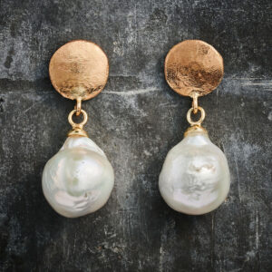 Øresmykke med barok ferskvands perle - 3 cm - 14 kt guld - Barok hvid ferskvands perle