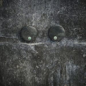 Initial sølv stor med diamanter treated green