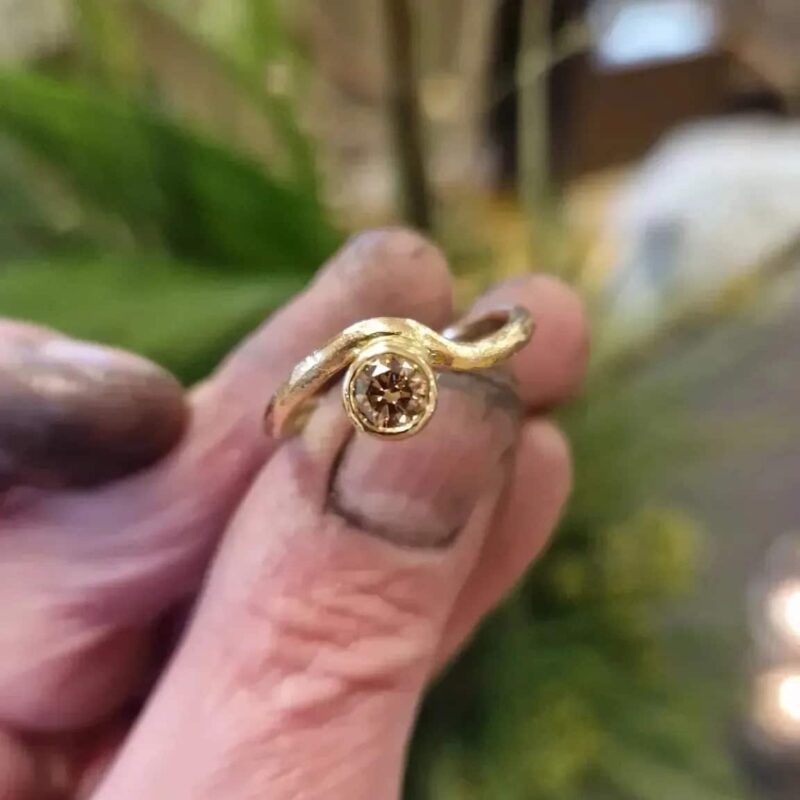 Guldring med champagne-farvet diamant