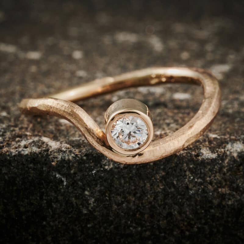 Bølge ring i guld, med diamant 0,25 ct