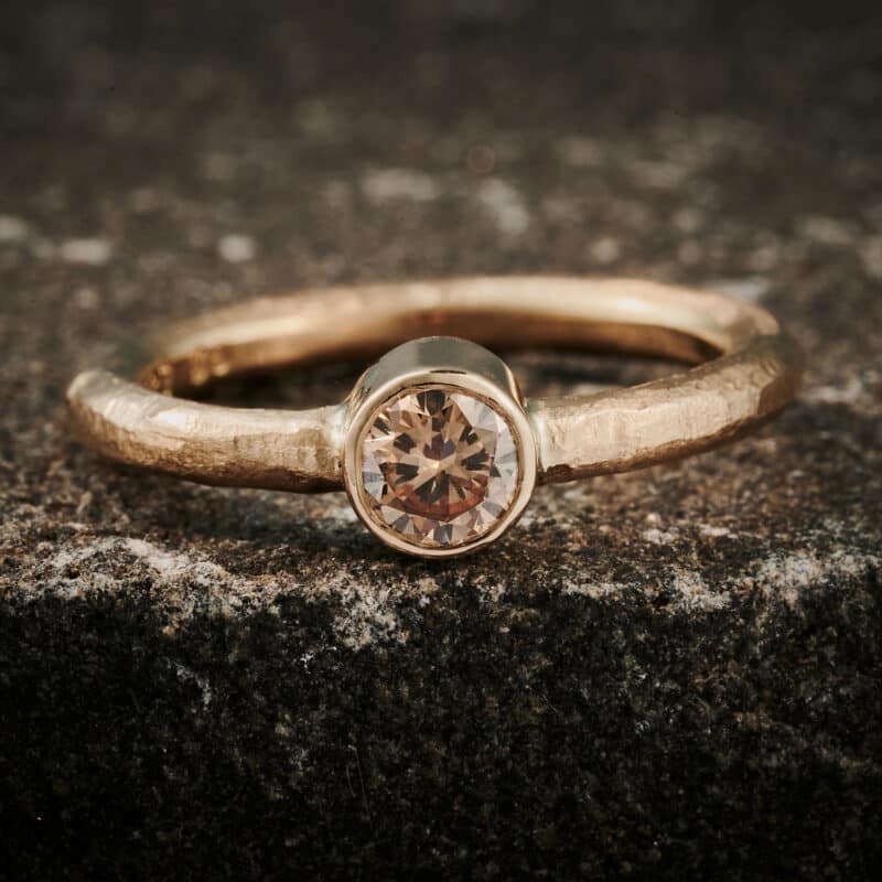 Guldring med champagnefarvet diamant
