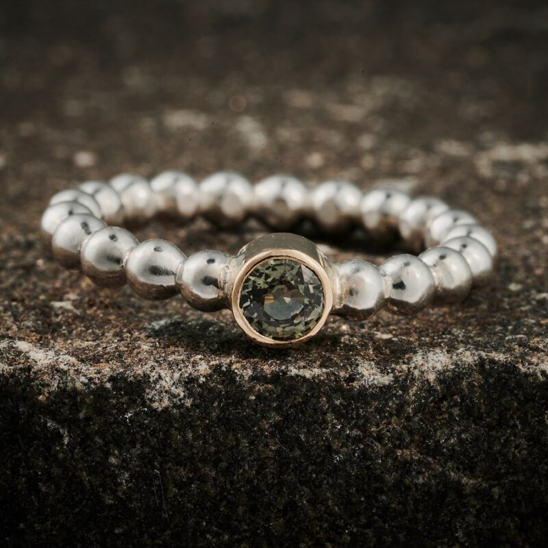 Kugle ring med Safir
