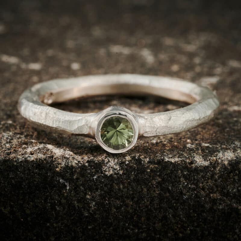 Sølv ring med fancy safir
