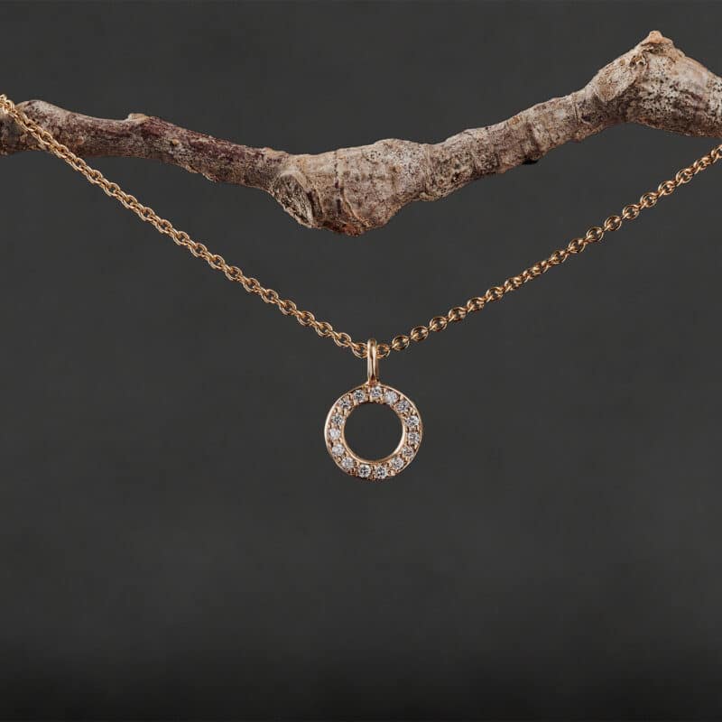Cirkel vedhæng. Pave med diamanter