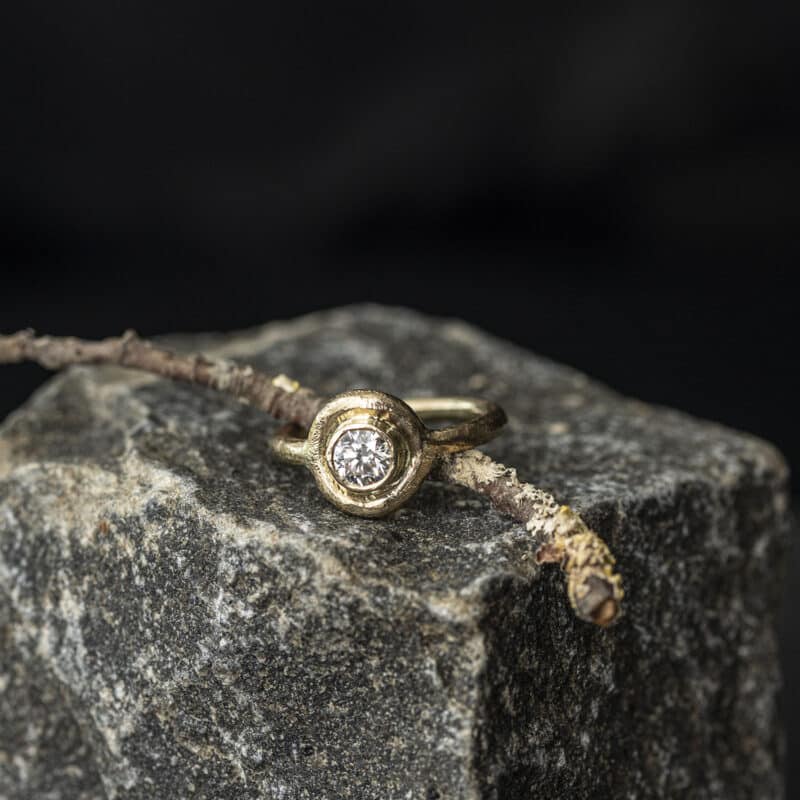 14 kt ring med diamant.