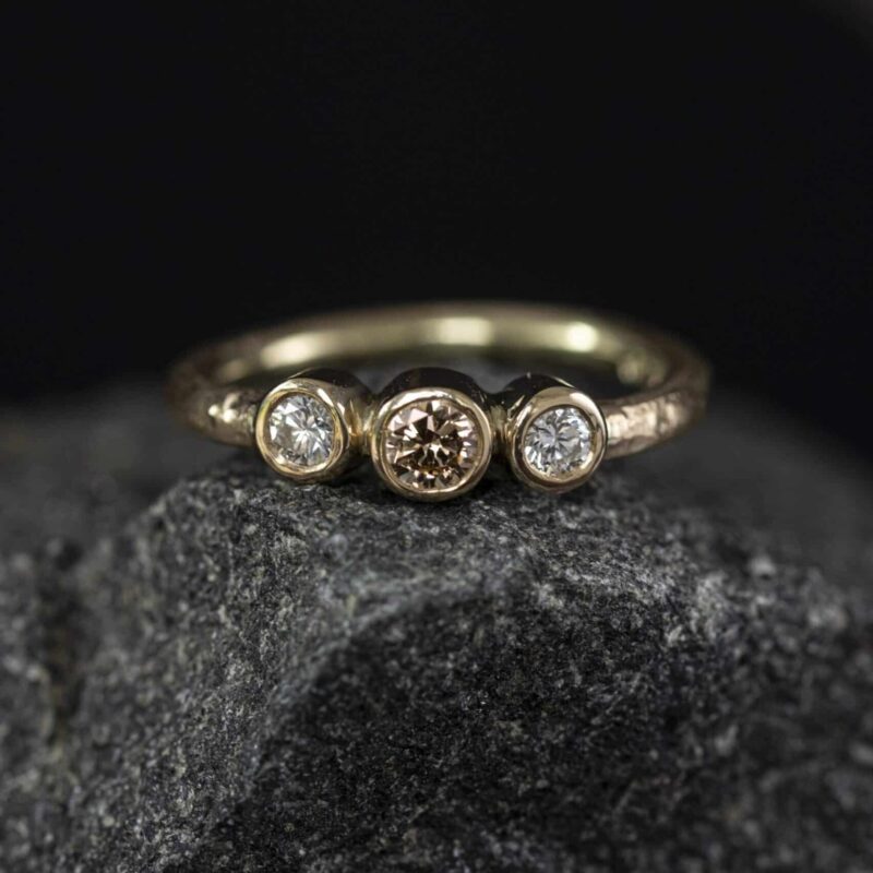 Guldring med 3 diamanter