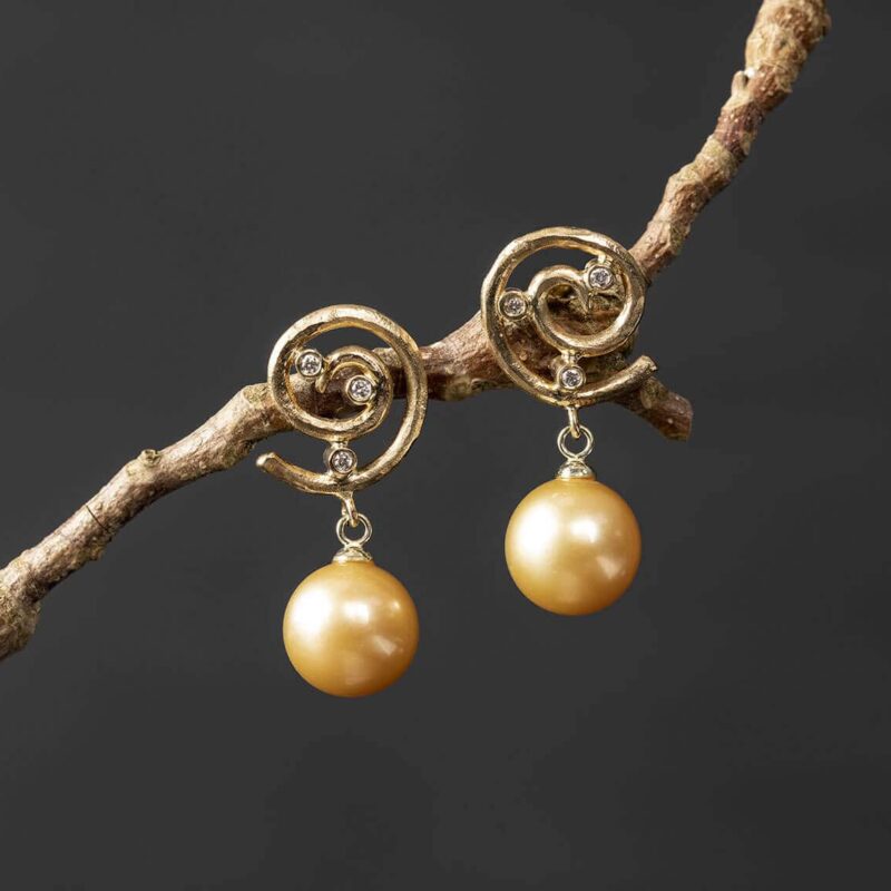 Øresmykke unika: 14 kt guld, med 6 stk 0,02 ct w/si, gule south sea perler 10 mm