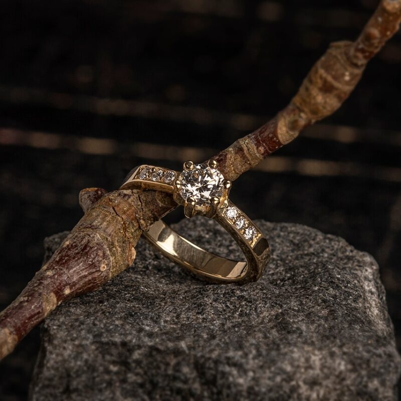 Ring unika: 14 kt guld med 1 stk 0,82 ct w/vvs, 6 stk bl.a. str.