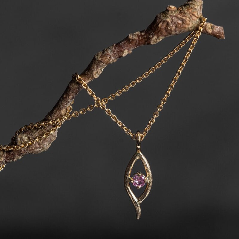 Guldvedhæng med ægte lyserød diamant